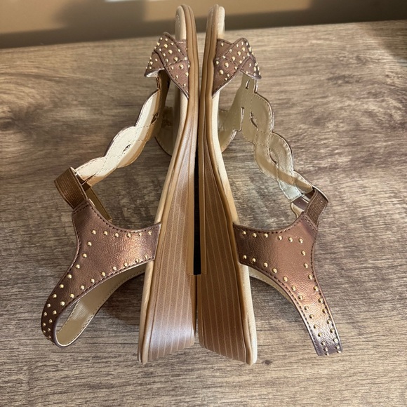 NEW Rialto Gemma Wedge Sandals Shoes Women’s Size 8.5 Metallic Stud Detail - Picture 8 of 9